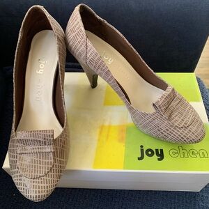 Joy  Chen platform pumps in light tan (beige) size 8M NIB